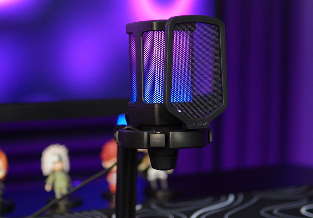 Mikrofon FIFINE Q6 Kardioidalny Czarny prezentacja mikrofonu w tle monitor i figurki na biurku kolorowa poświata charakterystyka ograniczenie odgłosów z tyłu i boku