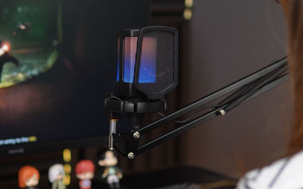 Mikrofon FIFINE Q6T Kardioidalny Czarny prezentacja mikrofonu w tle monitor i figurki