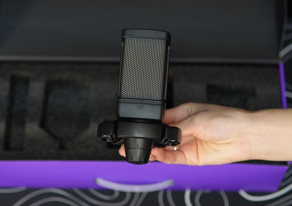 Mikrofon FIFINE Q6T Kardioidalny Czarny prezentacja mikrofonu trzymanego w dłoni w tle pudełko regulacja czułości głośności dopasowanie poziomu nagrania ograniczenie ryzyka przesterów