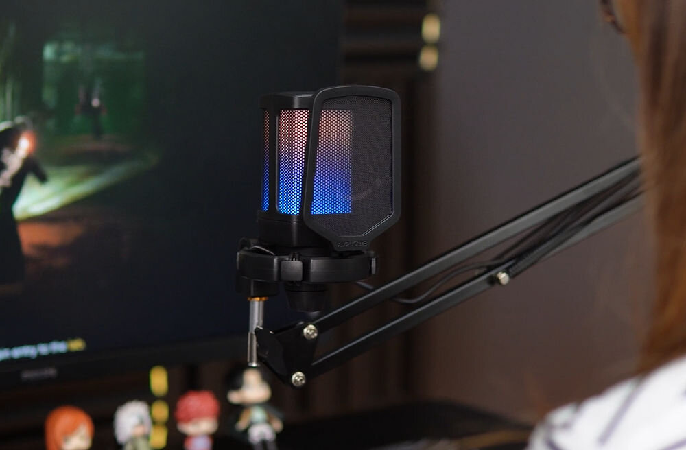 Mikrofon FIFINE Q6T Kardioidalny Czarny prezentacja mikrofonu w tle monitor i figurki podświetlenie RGB 14 trybów efektów świetlnych dobranie stylu