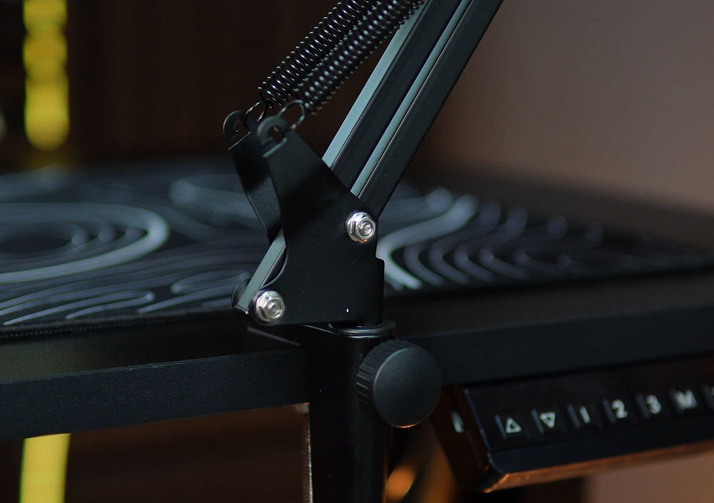 Mikrofon FIFINE Q6T Kardioidalny Czarny zbliżenie na statyw przymocowany do biurka regulowany statyw na ramieniu dopasowanie pozycji do kadru kamery ograniczenie przechwytywania stukania solidne mocowanie