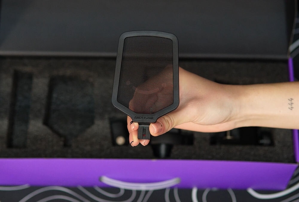 Mikrofon FIFINE Q6T Kardioidalny Czarny prezentacja pop filtra trzymanego w dłoni w tle pudełko pop filtr redukcja podmuchów gładkie nagrania komfort odbioru