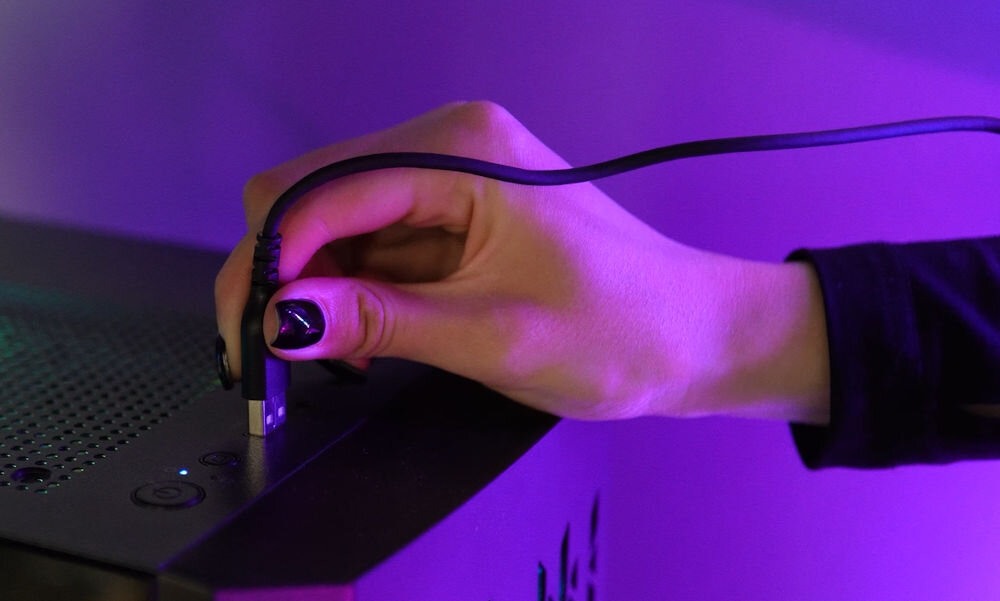 Mikrofon FIFINE Q6W Kardioidalny Biały prezentacja podpinania przewodu do komputera przewód USB-C długość swoboda w rozmieszczaniu sprzętu