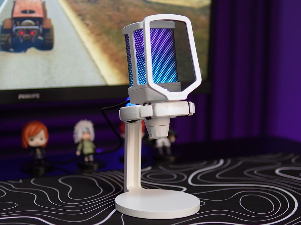 Mikrofon FIFINE Q6W Kardioidalny Biały prezentacja mikrofonu w tle monitor kolorowa poświata