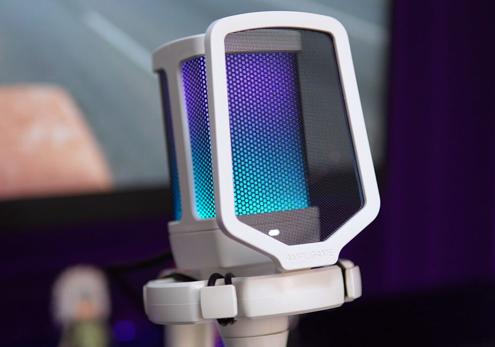 Mikrofon FIFINE Q6W Kardioidalny Biały prezentacja mikrofonu w tle monitor kolorowa poświata mikrofon pojemnościowy USB-C stream wideokonferencje czysty dźwięk