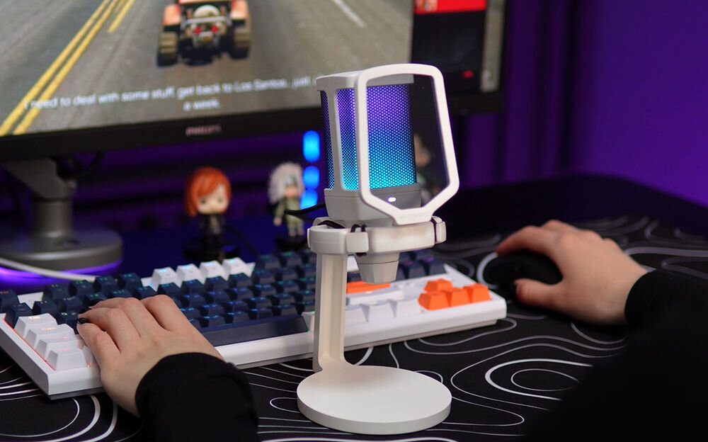 Mikrofon FIFINE Q6W Kardioidalny Biały prezentacja mikrofonu w tle monitor i klawiatura kolorowa poświata na ścianie napis wskaźnik redukcji szumów przewodowe połączenie stabilny sygnał bez opóźnień