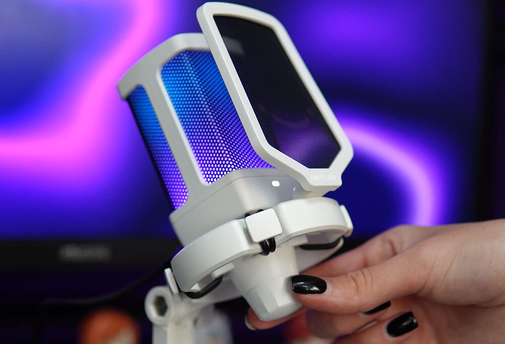 Mikrofon FIFINE Q6W Kardioidalny Biały prezentacja mikrofonu w tle monitor obsługa wielu zadań praktyczny wybór porządek na biurku