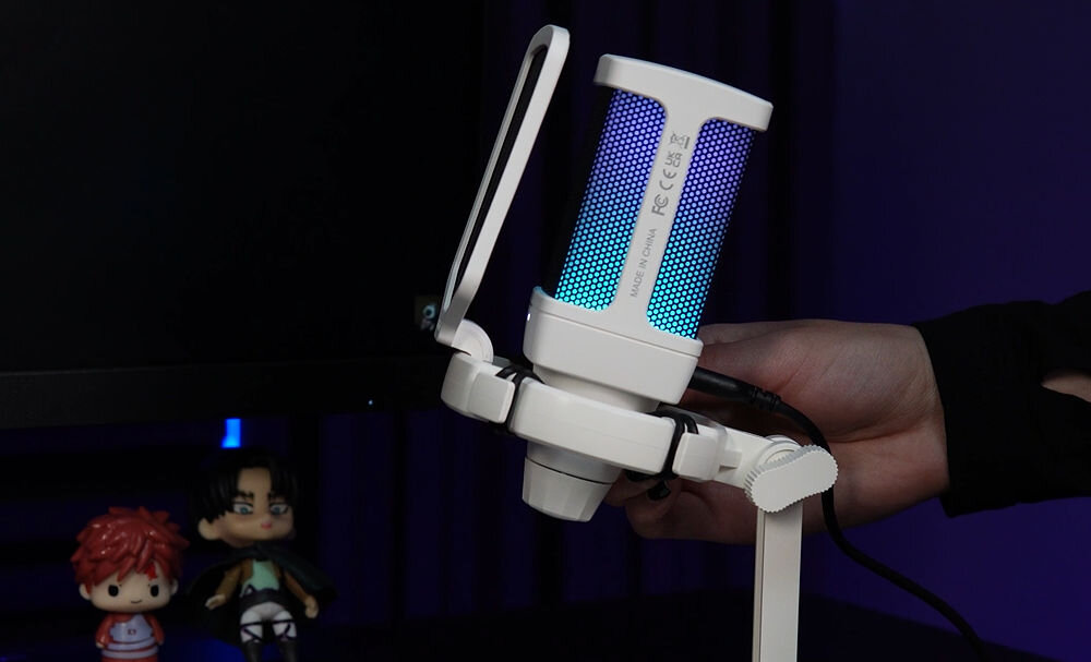 Mikrofon FIFINE Q6W Kardioidalny Biały prezentacja mikrofonu w tle wyłączony monitor czułość dynamika detale wypowiedzi równy poziom nagrania