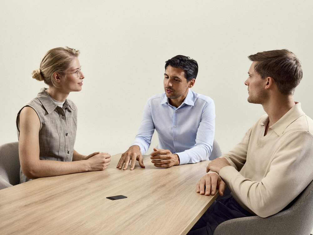 PLAUD Note PRO nagrywanie transkrypcja mapy myśli analizowanie rozmów, osoby siedzące przy stole, dyktafon leżący na stole