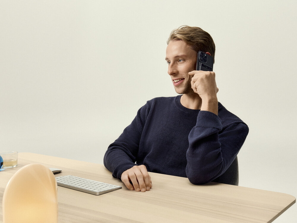 PLAUD Note PRO ultracienka konstrukcja magnetyczne mocowanie Smart Dual Mode, osoba trzymająca smartfon z dyktafonem w ręku