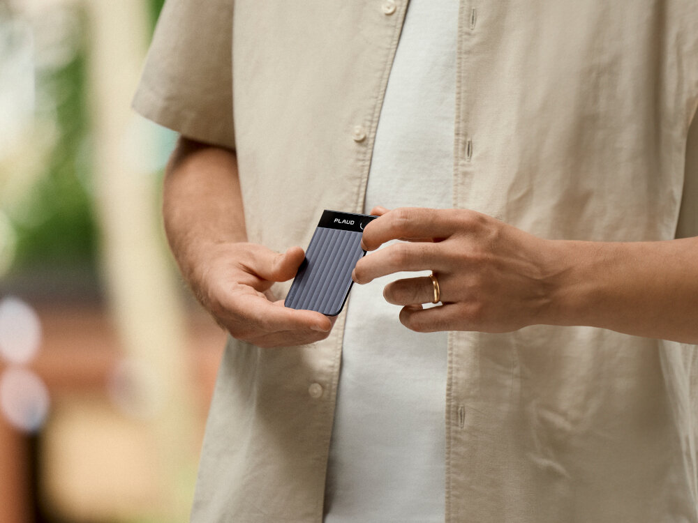 PLAUD Note PRO bateria 500 mAh 30h nagrania 60 dni czuwania, osoba trzymająca dyktafon w rękach