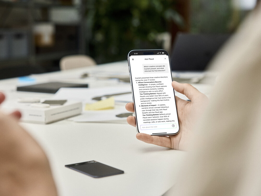 PLAUD Note PRO 64GB pamięci 112 języków aplikacja Plaud organizacja nagrań, osoba trzymająca smartfon w ręku