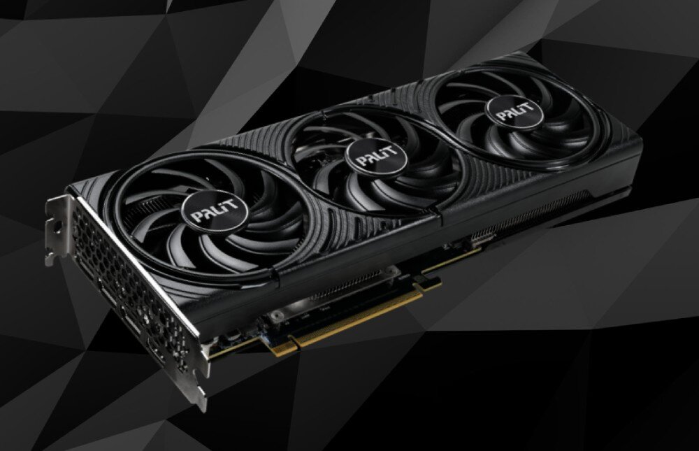 Komputer MAD DOG GeForce RTX5060Ti PurePC Edition 4 Karta graficzna z trzema wentylatorami marki 'Palit', widoczna z lekkiego ukosa na tle geometrycznego, ciemnego wzoru, karta graficzna, rdzenie CUDA, pamięć VRAM, system chłodzenia