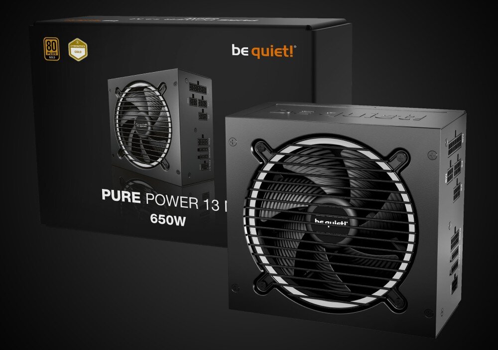 Komputer MAD DOG GeForce RTX5070 PurePC Edition 4 Zasilacz komputerowy z widocznym wentylatorem osłoniętym kratką, z logotypem na środku, zasilacz, moc, sprawność, zabezpieczenia