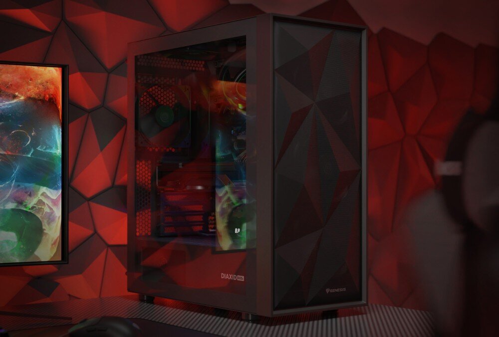 Komputer MAD DOG GeForce RTX5060Ti PurePC Edition 4 Obudowa komputera z bocznym panelem ze szkła hartowanego i trzema wentylatorami RGB na przednim panelu. W tle monitor z kolorową grafiką i ściana z geometrycznym wzorem, cechy, zalety, testy, przeznaczenie