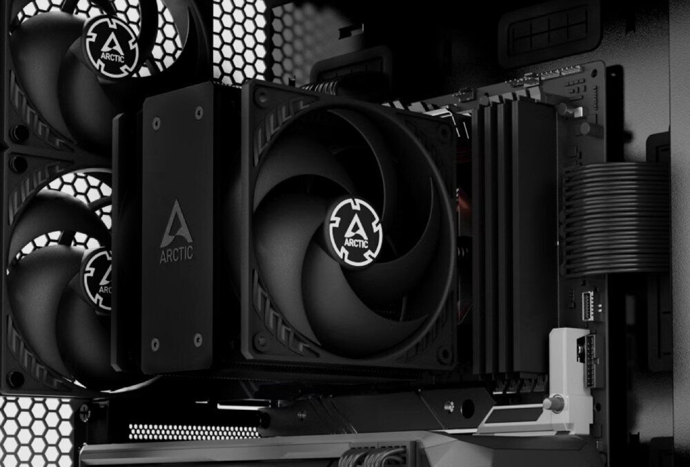 Komputer MAD DOG GeForce RTX5060Ti PurePC Edition 4 Chłodzenie procesora Arctic. Aluminiowe żebra radiatora widoczne za wentylatorami, obok podzespoły komputera, chłodzenie, temperatura, radiatory