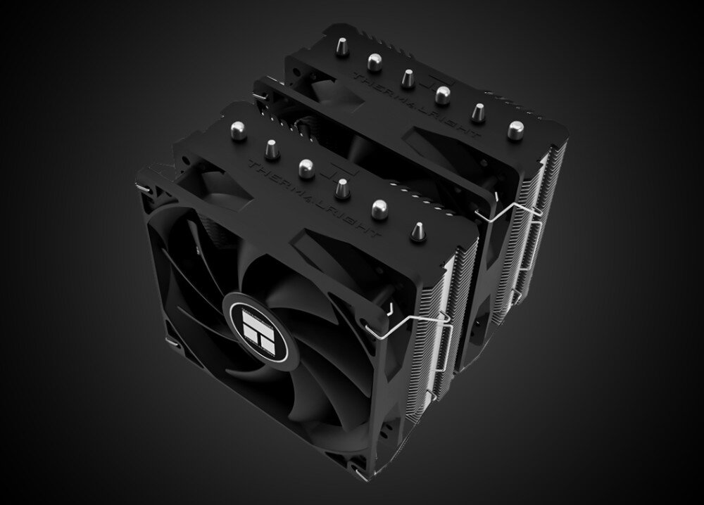Komputer MAD DOG GeForce RTX5070Ti PurePC Edition 4 Duże chłodzenie procesora w układzie podwójnej wieży z dwoma czarnymi wentylatorami i logo na środku wentylatora, widoczne od góry pod kątem, chłodzenie, radiator, temperatura, wentylatory