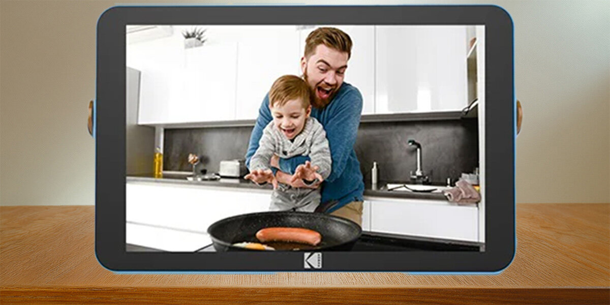 Ramka cyfrowa KODAK RWF-108V Niebieski, Ramka na blacie, w ramce ojciec z synem się bawią