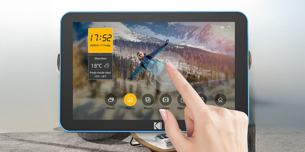 Ramka cyfrowa KODAK RWF-108V Niebieski, Wideo, Muzyka, Ramka stoi na blacie, palec wskazujący wybiera film