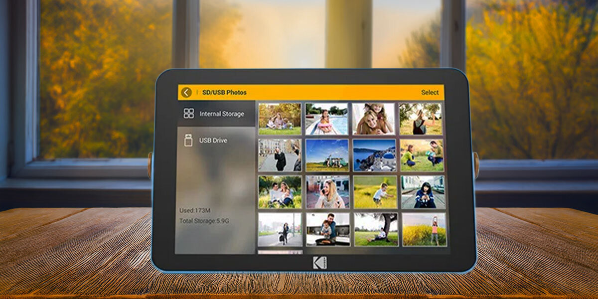 Ramka cyfrowa KODAK RWF-108V Niebieski, Pamięć, Ramka stoi na podłodze i eksponuje galerię zdjęć