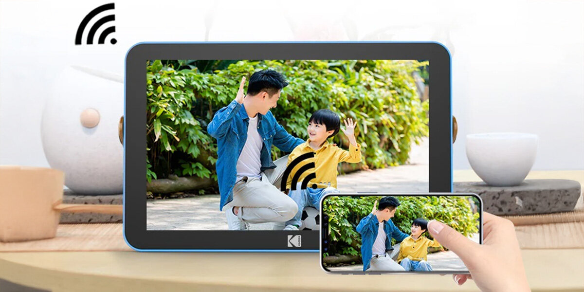 Ramka cyfrowa KODAK RWF-108V Niebieski, Wifi, Ramka na blacie wraz z smartfonem okazująca łączenie wifi