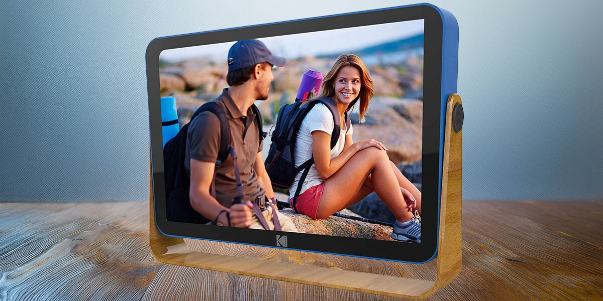 Ramka cyfrowa KODAK RWF-108V Niebieski, Stojak, Ramka stoi na blacie okazując swój styl i design