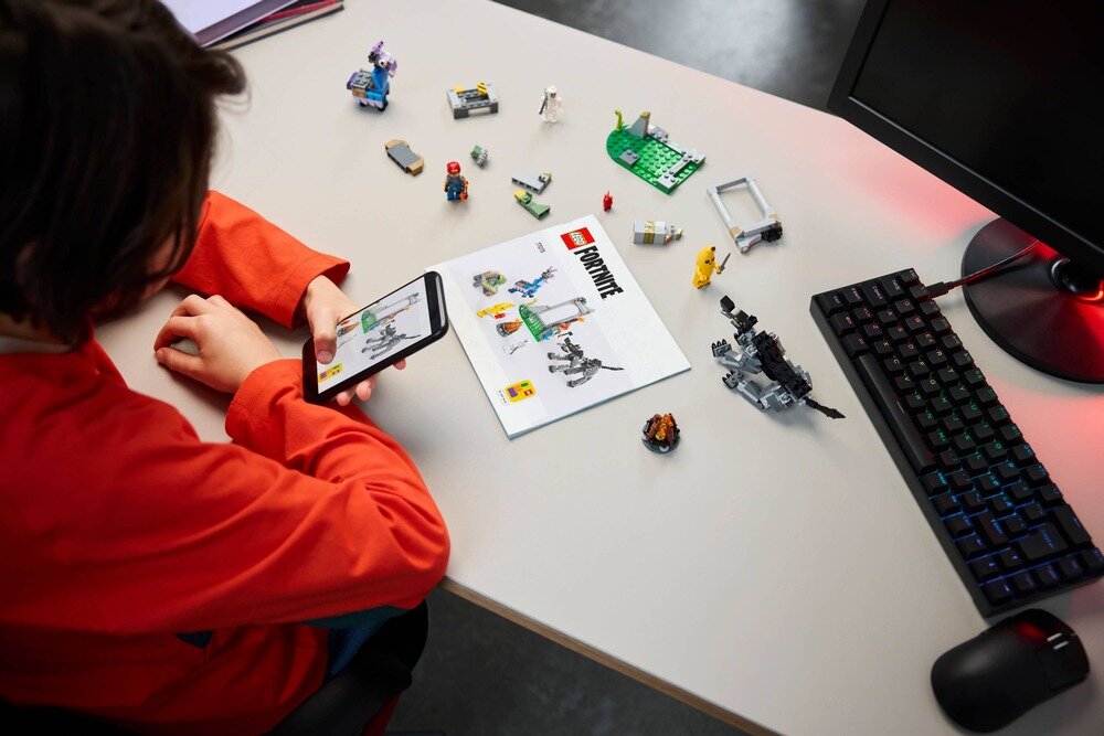 LEGO 77075 Fortnite Skórek i Iskra oraz obóz zdolności manualne rozwój dziecka koordynacja umiejętności wyobraźnia