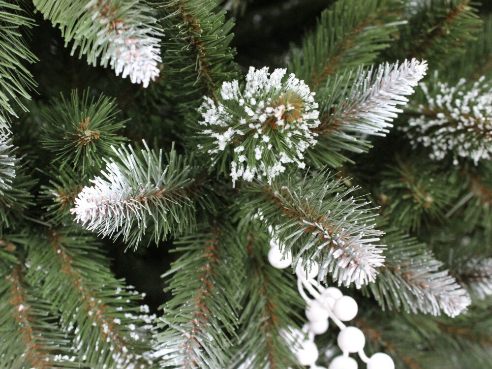 Choinka EXTRALINK Świerk z białą jarzębiną 150 cm, trwałość, igliwie, jakość, dekoracja, zbliżenie na gałązki z motyweme śniegu i jarzębiny