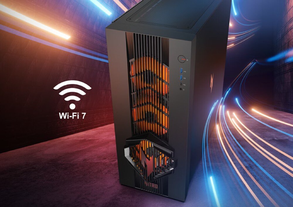Komputer ACER Nitro 70 N70X3D-100 Widok na przedni panel czarnej obudowy komputera z pomarańczowym podświetleniem i logotypem na dole, obok którego widnieje biała ikona sygnału bezprzewodowego z napisem Wi-Fi 7, łączność, karta sieciowa, porty