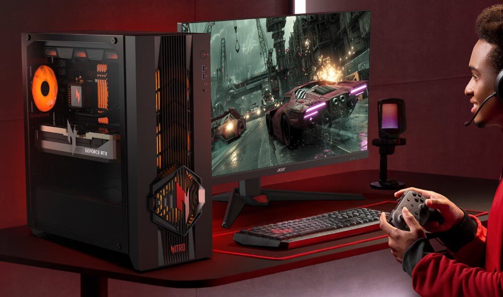 Na biurku znajduje się komputer stacjonarny z podświetleniem RGB i monitorem wyświetlającym grę wyścigową. Obok monitora widoczna jest klawiatura, myszka i osoba trzymająca kontroler do gier.