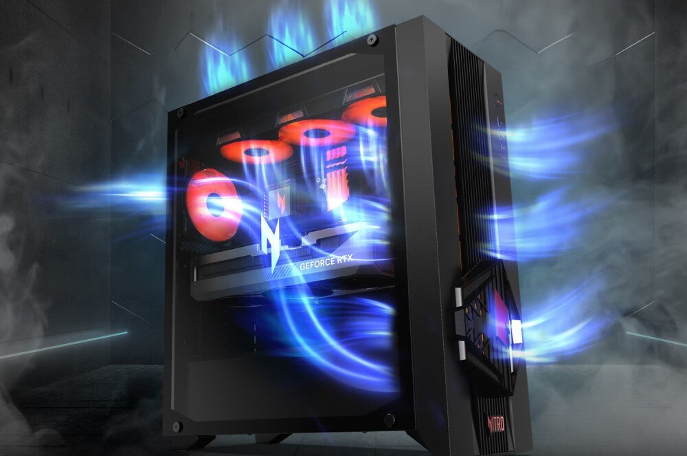 Obraz przedstawia komputer stacjonarny z przezroczystym panelem bocznym, przez który widać podświetlone na czerwono wentylatory i kartę graficzną z napisem \'GeForce RTX\'. Z obudowy wydobywają się niebieskie efekty świetlne, sugerujące przepływ powietrza.