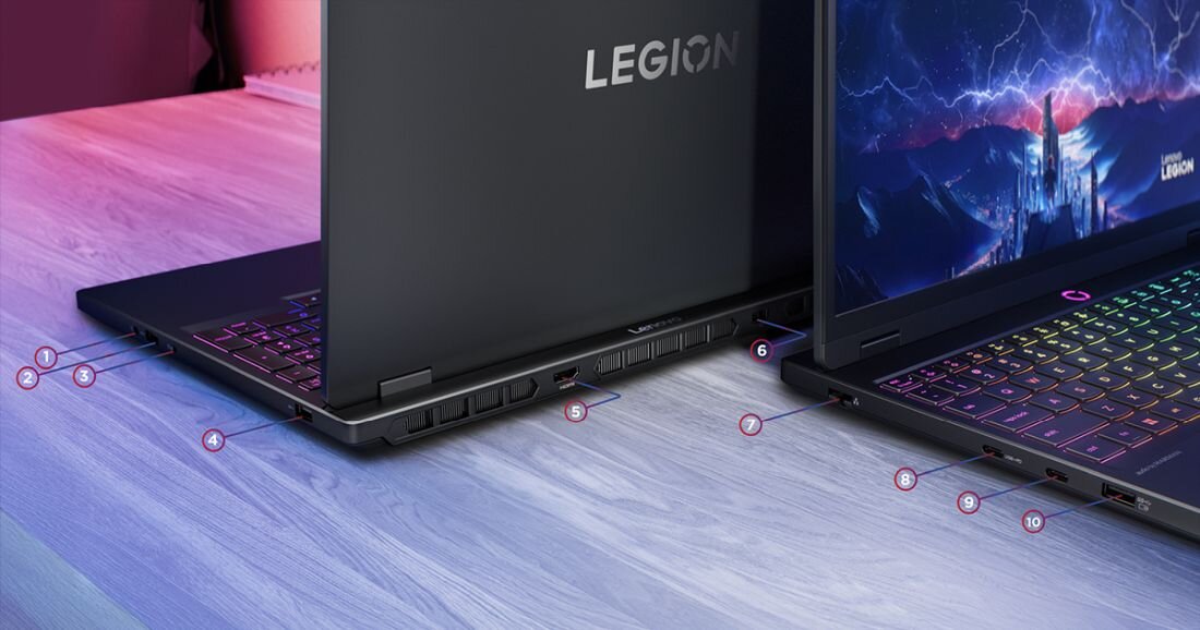  Port HDMI widoczny na boku laptopa Lenovo Legion, pokazujący połączenie do transmisji wideo i audio, umożliwiające podłączenie do ekranu zewnętrznego lub projektora w szare, zabudowaną obudowę. - USB-C 3.2 HDMI USB-A 3.2 