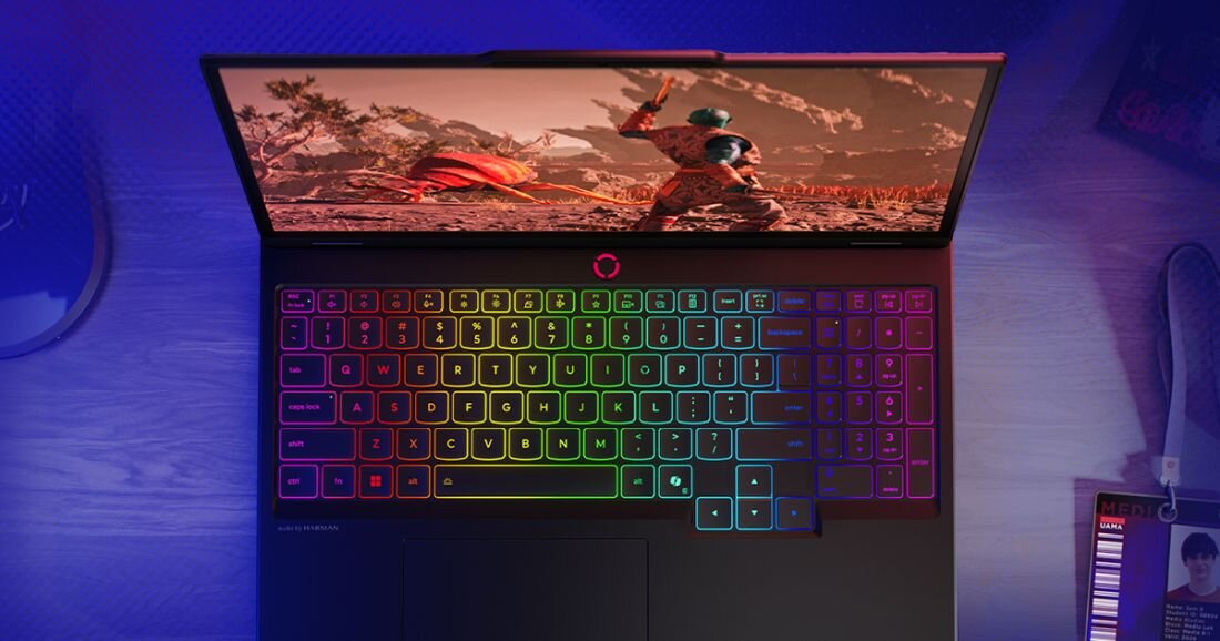  Klawiatura Legion TrueStrike w laptopie Lenovo Legion z wyświetlanym interfejsem konfiguracyjnym, pokazującym możliwości mapowania klawiszy, czułości i personalizacji dla różnych gier i aplikacji.  - Legion TrueStrike Pełnowymiarowa klawiatura 