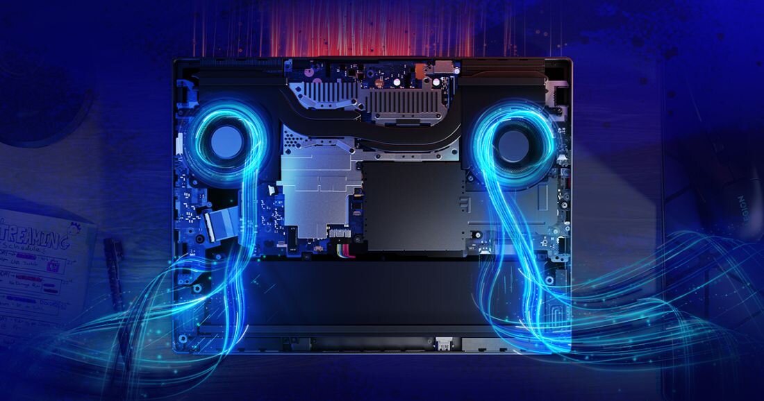  Ekran Lenovo Legion w rozdzielczości WQXGA wyświetlający grafikę gry z bogatymi kolorami, widoczny na otwartym laptopie z klawiaturą RGB i touchpadem w przodzie. - System chłodzenia Legion Coldfront Hyper 