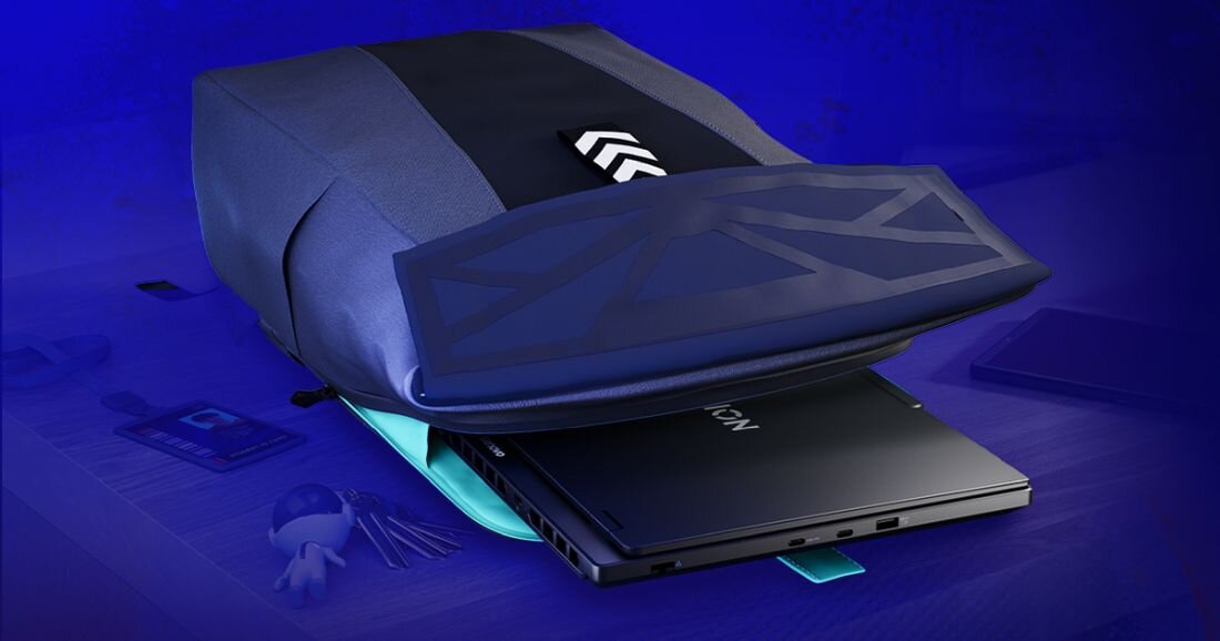  Bateria o pojemności wymieniającej się w laptopie Lenovo Legion, pokazana w otwartej osłonie spodniej z widocznymi złączami zasilającymi i oznaczeniami technicznych parametrów zasilania. - Bateria 80 Wh 