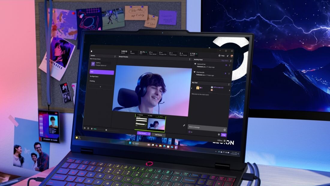  Kamera internetowa HD zabudowana w ramce ekranu laptopa Lenovo Legion, widoczna w środku górnego marginesu, umożliwiająca konferencje wideo i komunikację online o wysokiej jakości obrazu. - Kamera 5 Mpix 