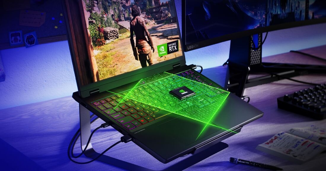  Otwarty laptop Lenovo Legion z grą Call of Duty Warzone wyświetlaną na ekranie, wyposażony w kartę graficzną NVIDIA GeForce RTX, widoczny na biurku obok monitorów w profesjonalnym setup gamingowym. - GeForce RTX, NVIDIA Blackwell, DLSS 4 