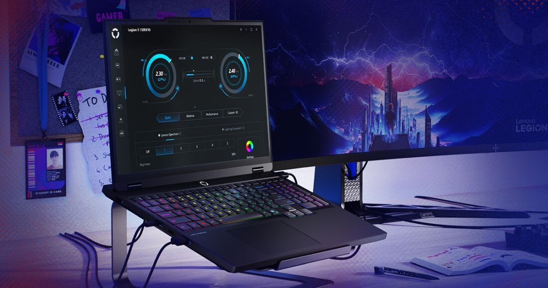  Aplikacja Legion Space wyświetlona na ekranie laptopa Lenovo Legion, pokazująca interfejs zarządzania grami z dostępem do biblioteki tytułów, ustawieniami performansu i możliwościami optymalizacji do gier. - Platforma Legion Space 