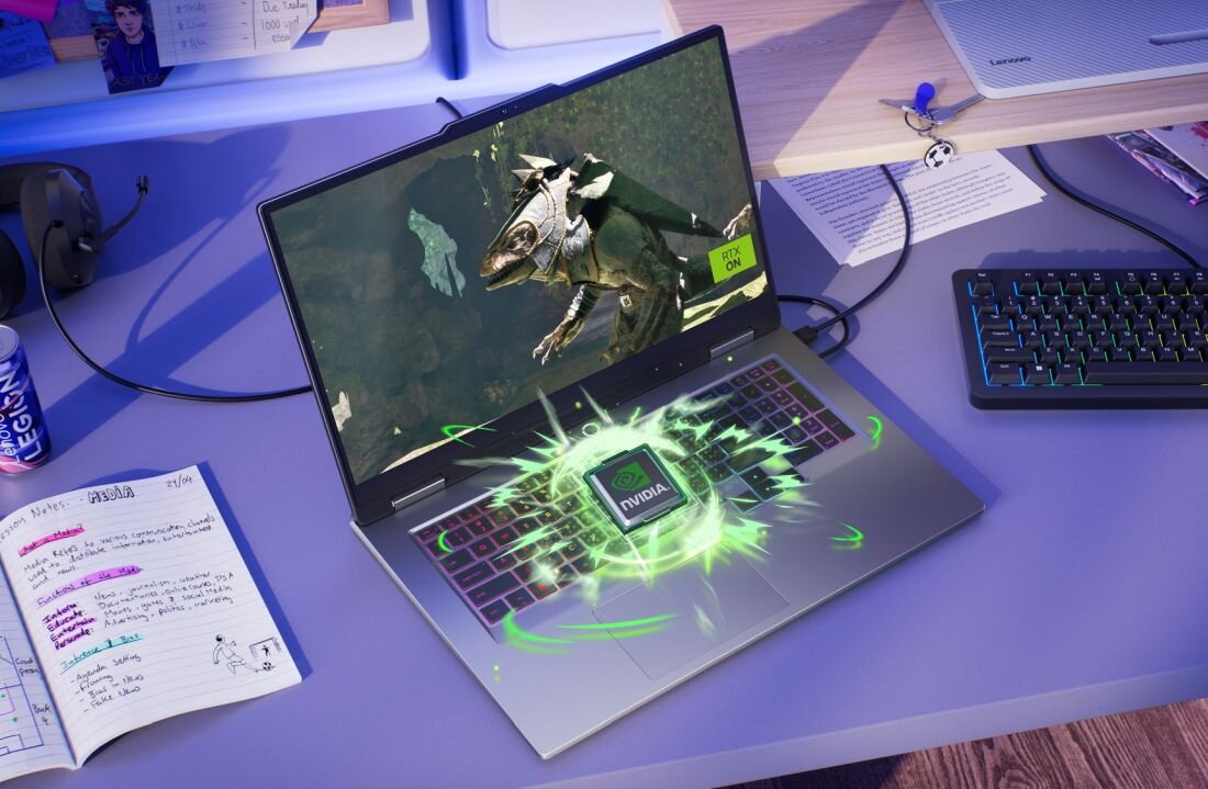 Laptop gamingowy LENOVO LOQ 17IRX10 na białym biurku z fioletowym podświetleniem LED, ekran wyświetlający magiczną krainę fantasy z grotą i świecącym tunelem, holograficzne logo NVIDIA w zielonej poświacie nad klawiaturą RGB, znaczek RTX ON w prawym górnym rogu ekranu - NVIDIA GeForce RTX, pamięć GDDR7, Ray Tracing i DLSS 4