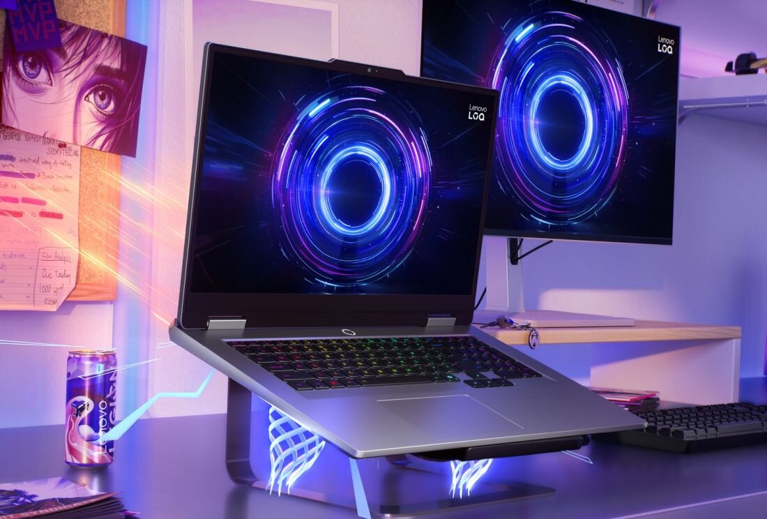 Laptop LENOVO LOQ 17IRX10 na aluminiowym stojaku z podświetleniem RGB, dwa monitory z logo LOQ, stanowisko gamingowe z fioletowym oświetleniem, technologia Hyperchamber do odprowadzania ciepła - System chłodzenia Hyperchamber, tryby Quiet, Balance, Performance, Extreme
