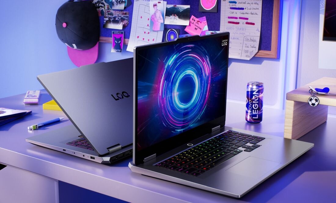 Laptop LENOVO LOQ 17IRX10 w pozycji namiotowej, grafitowa obudowa z klawiaturą RGB, certyfikat MIL-STD-810H, wzmocniona konstrukcja odporna na upadki - Wytrzymałość MIL-STD-810H, obudowa Luna Grey