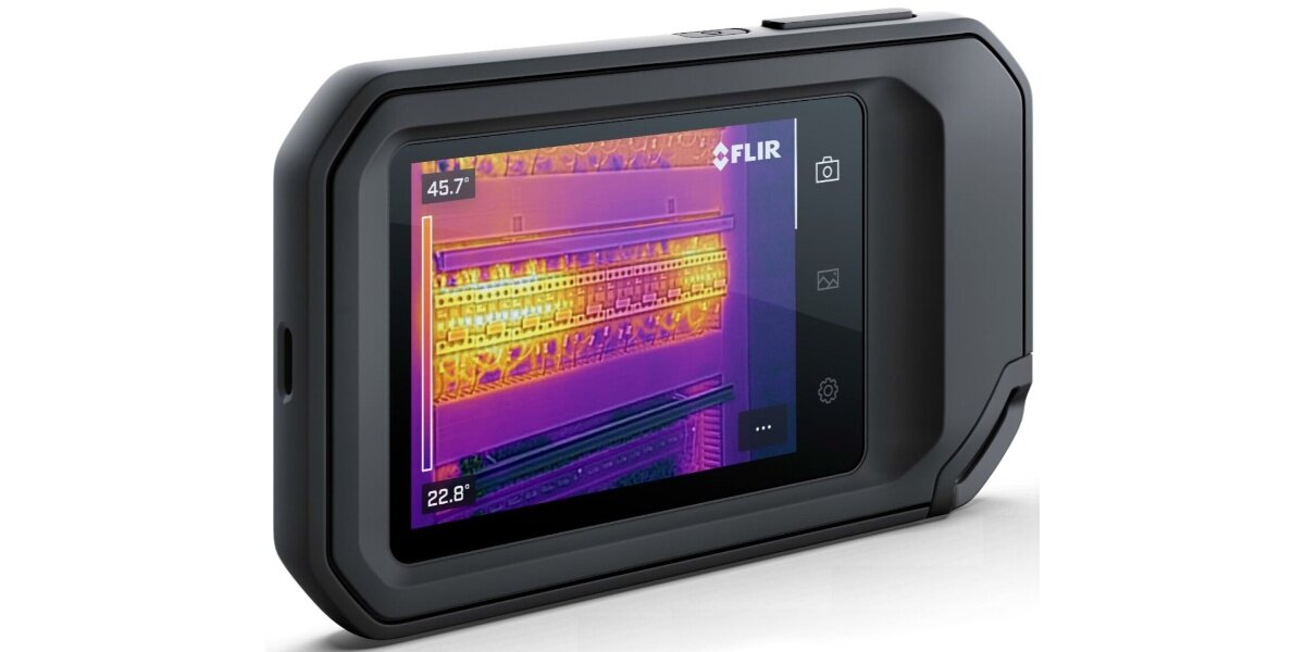 Kamera termowizyjna FLIR C8 na białym tle.