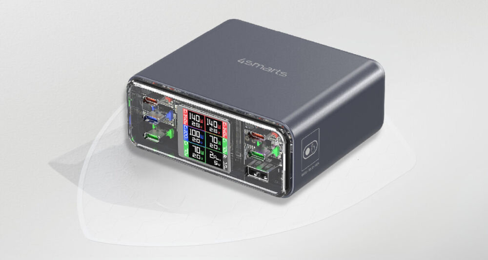 Stacja ładująca 4SMARTS Desk Charger Lucid GaN DiY 360 W trzy tryby zasilania 5 portów USB-C 1 port USB-A 6 urządzeń jednocześnie porty USB-C 140 W (20V/5A, 28V/5A) MacBooka Pro, laptopy gamingowe, iPada Pro czy powerbanki dużej mocy 100 W lub 70 W 10 W USB-A - stacja ładująca na białym tle, pod spodem symbol tarczy