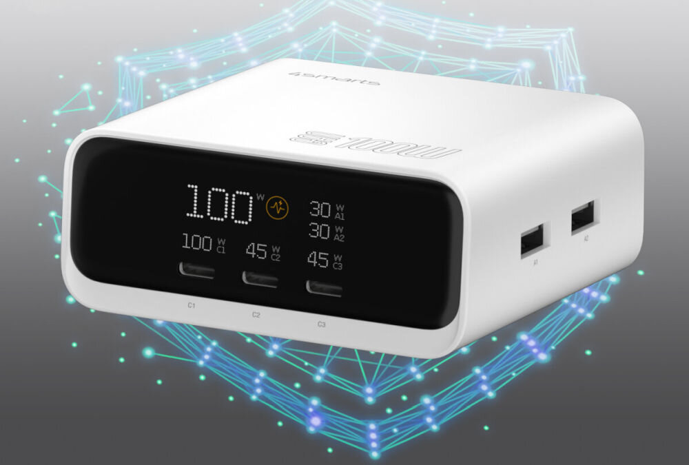 Stacja ładująca 4SMARTS Desk Charger GaN Screen 100 W Cyfrowy wyświetlaczczasie rzeczywistym moc każdego portu oraz łączną moc wyjściową szybkiego ładowania USB PD, PPS, QC 5.0, AFC, Huawei SCP/FCP - ładowarka na szarym tle, pod spodem znaczek tarczy