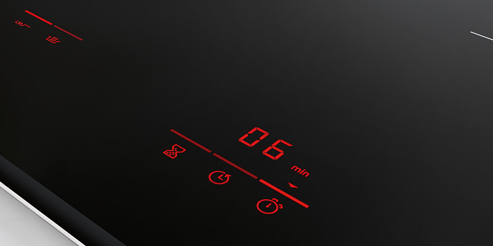 PŁYTA BOSCH PXL811H26E Na zdjęciu widać fragment czarnej płyty indukcyjnej z czerwonym, cyfrowym wyświetlaczem timera ustawionym na 6 minut. Podczas pracy widoczne są także podświetlone ikony funkcji czasomierza i dodatkowych opcji gotowania timer czas