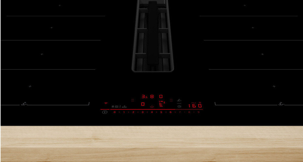 PŁYTA BOSCH PXL811H26E Na zdjęciu widać fragment czarnej płyty indukcyjnej zintegrowanej z centralnym wyciągiem, na tle jasnego, drewnianego blatu. U dołu znajduje się czerwony, dotykowy panel sterowania z wyświetlaczami i symbolami funkcji intuicyjny panel sterowania linia świetlna DirectSelect strefy gotowania poziom mocy szybko łatwo