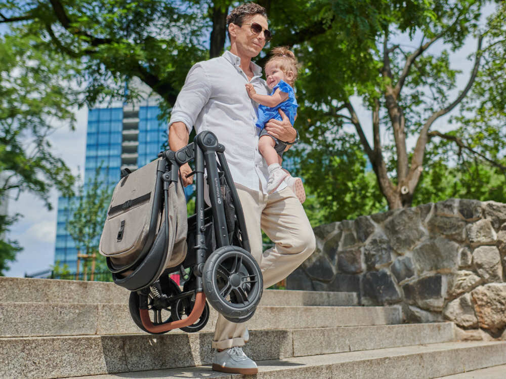 Wózek wielofunkcyjny KINDERKRAFT Esme Pro 3w1 Beżowy Proste składanie Kompaktowe składanie razem z siedziskiem wygodne rozwiązanie organizacja wyjazd