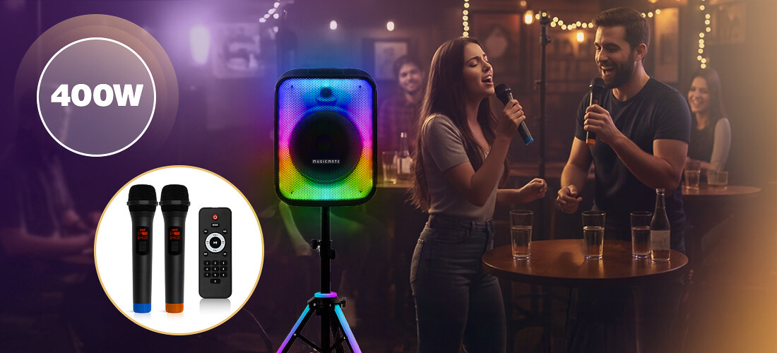 Mobilny zestaw nagłośnienia MUSICMATE MM-SC1000 PartyPowerX Bluetooth USB bateria mikrofony, zestaw stojący na statywie w pomieszczeniu, osoby śpiwające do mirkofonów