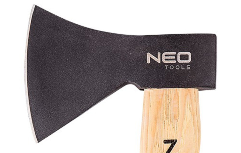 Siekiera NEO 27-008 0.8 kg glowica waga 800 g grubosc 27 mm ze stali hartowanej wytrzymalosc na uszkodzenia mechaniczne odpornosc na zuzycie i korozje niezawodnosc trwalosc doskonala moc uderzenia
