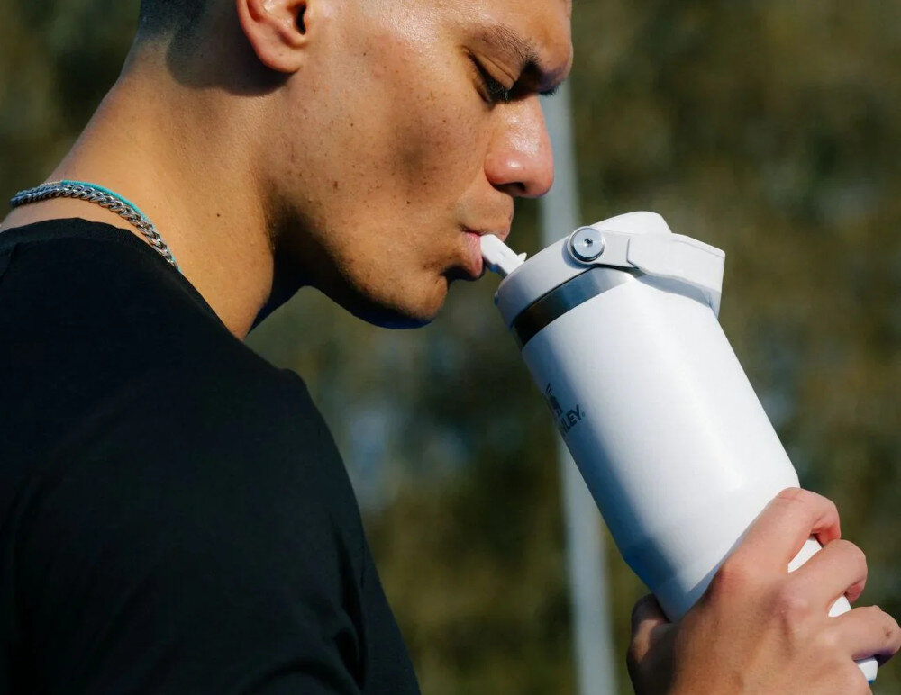 Kubek termiczny STANLEY IceFlow Flip Straw Tumbler Fioletowy 890 ml Wygodne picie bez przerw Wbudowana słomka z klapką 